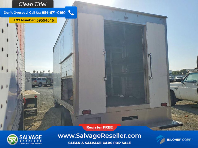 Used 2017 Chevrolet Express 4500 RWD image 3