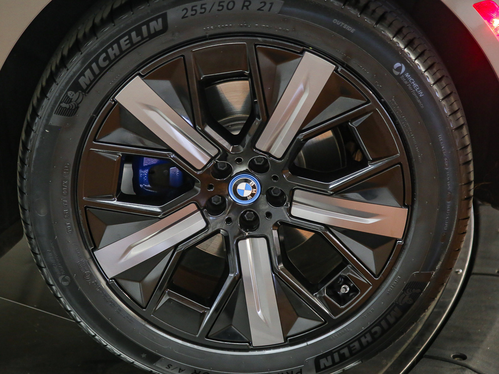 Used 2024 BMW iX xDrive50 w/ Sport Package AWD/4WD image 11