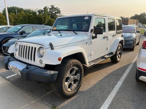 Used 2018 Jeep Wrangler Unlimited Sahara w/ Connectivity Group AWD/4WD image 2
