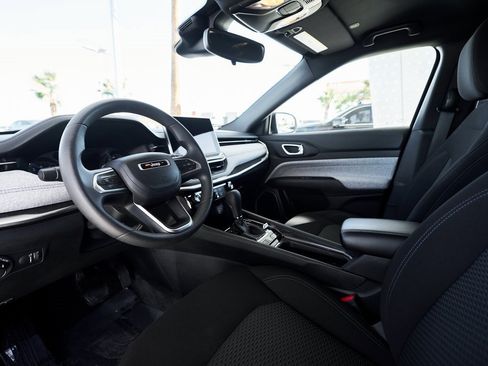 Used 2023 Jeep Compass Sport image 2