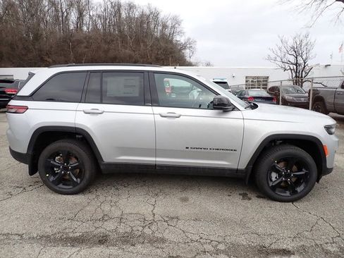 New 2025 Jeep Grand Cherokee Limited w/ Black Appearance Package image 8