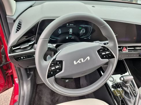 Used 2024 Kia Niro EX FWD image 11