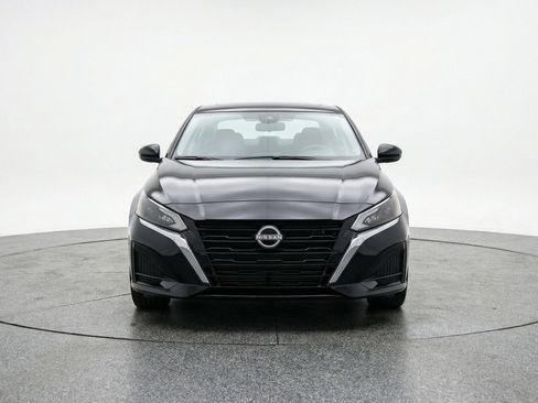 Used 2025 Nissan Altima 2.5 SV image 2