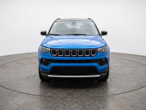 Used 2025 Jeep Compass Limited AWD/4WD image 2