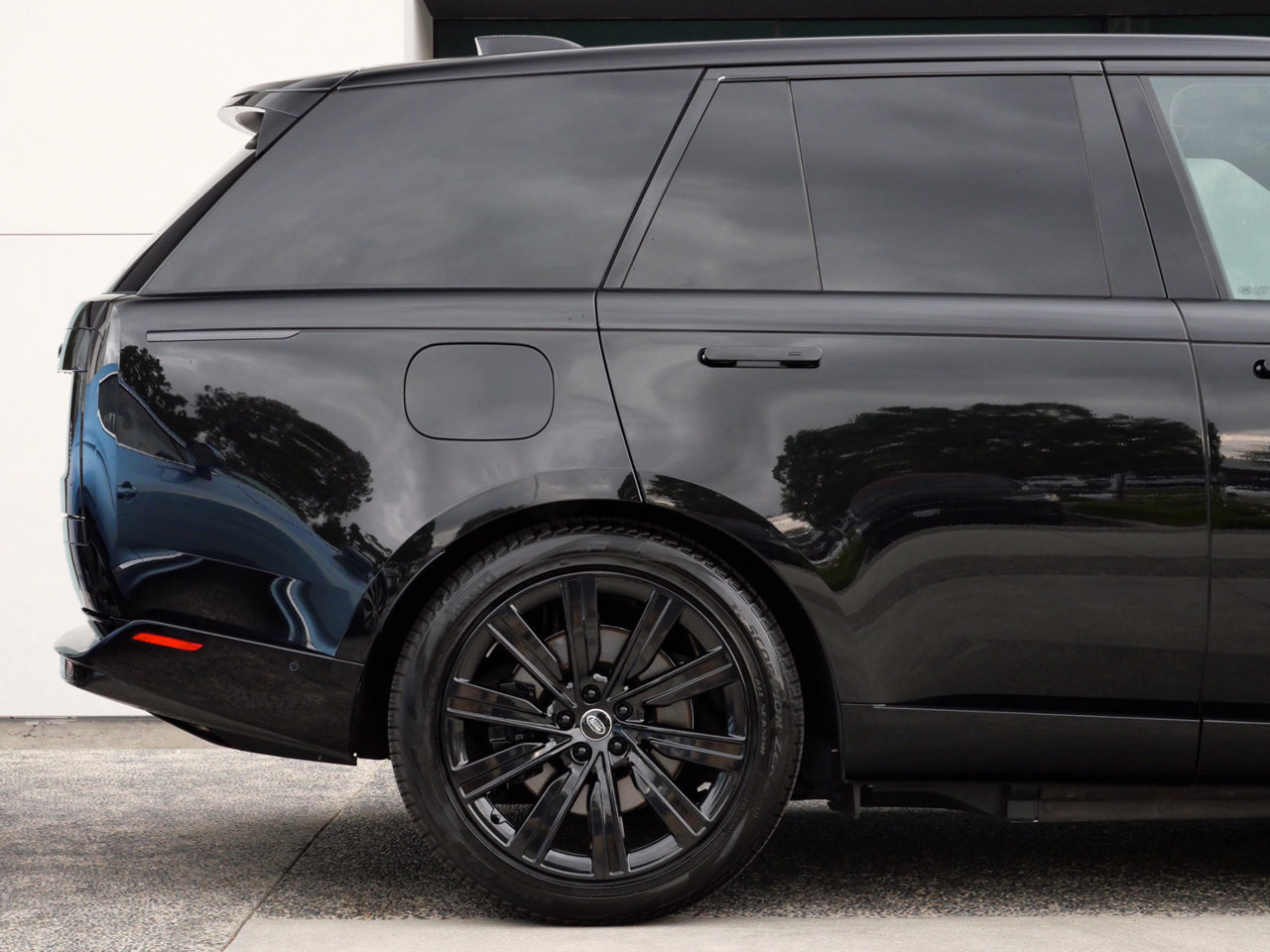 Used 2025 Land Rover Range Rover SE AWD/4WD image 7