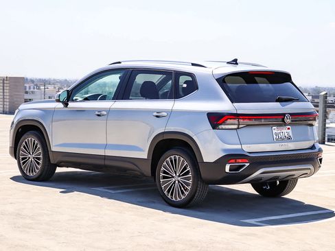 New 2025 Volkswagen Taos SE FWD image 6