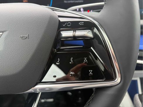 Used 2025 Cadillac Optiq Luxury 2 AWD/4WD image 15