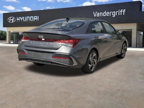 Used 2025 Hyundai Elantra Sport image 12