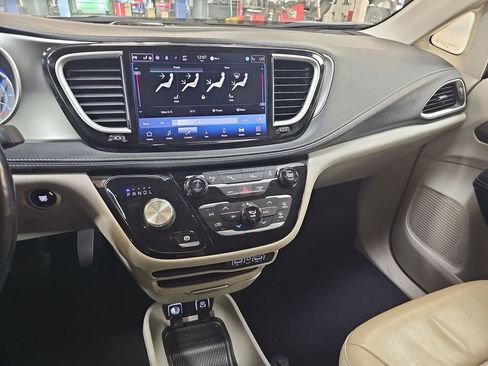 Used 2021 Chrysler Pacifica Touring-L image 17