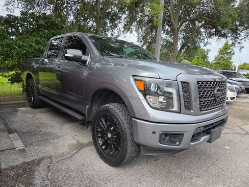 Used 2018 Nissan Titan SV w/ SV Convenience Package RWD image 3