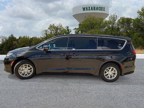 Used 2026 Chrysler Pacifica Select FWD image 3