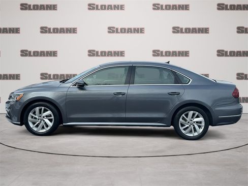 Used 2018 Volkswagen Passat 2.0T SE image 2