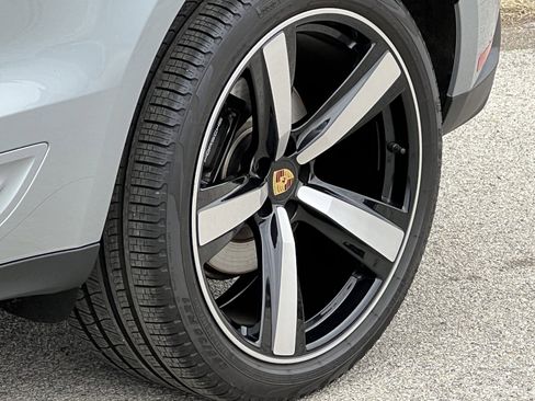 Certified 2025 Porsche Macan image 12