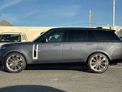 New 2025 Land Rover Range Rover SV image 2