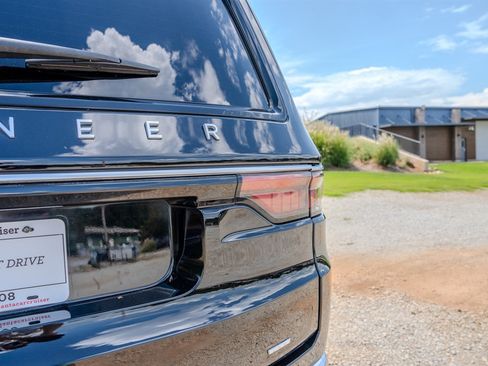 Used 2022 Jeep Wagoneer Series III w/ Premium Group I AWD/4WD image 11