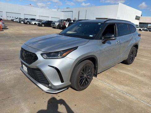 Certified 2024 Toyota Highlander XSE image 1