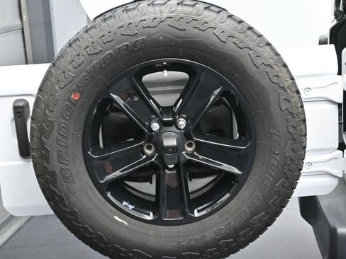 Used 2023 Jeep Wrangler Unlimited Sahara AWD/4WD image 36
