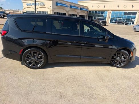 Used 2019 Chrysler Pacifica Touring-L Plus w/ Advanced Safetytec Group FWD image 13