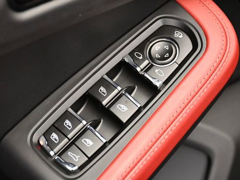 Used 2025 Porsche Macan image 37