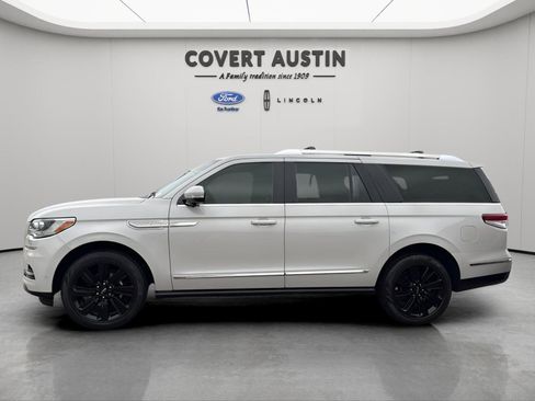 Used 2024 Lincoln Navigator L Reserve image 2