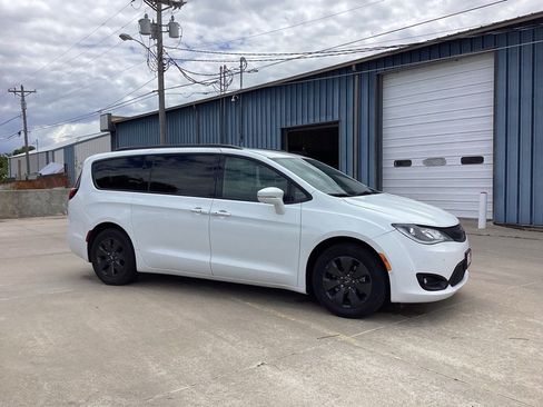 Used 2020 Chrysler Pacifica Limited w/ Advanced Safetytec Group FWD image 7