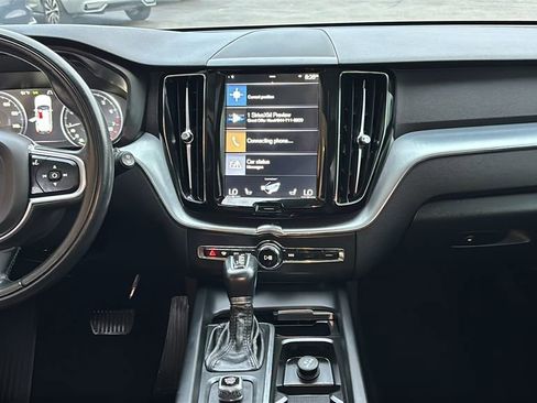 Used 2018 Volvo XC60 T5 Momentum w/ Vision Package image 6