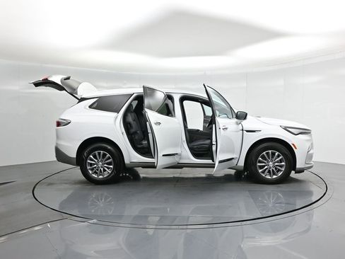 Used 2022 Buick Enclave Essence image 5