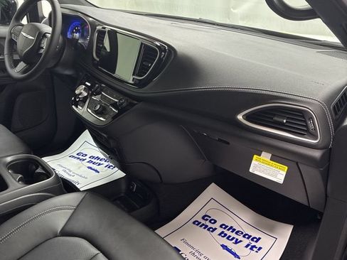 New 2026 Chrysler Pacifica Select FWD image 35