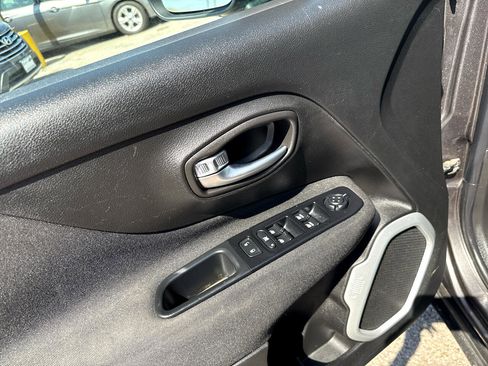 Used 2018 Jeep Renegade Sport w/ Power & Air Group image 12