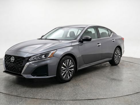 Used 2025 Nissan Altima 2.5 SV FWD image 3