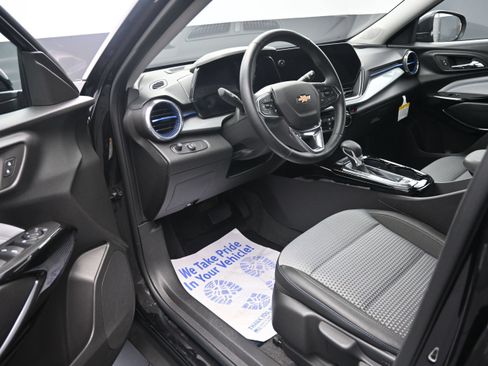 Used 2025 Chevrolet Trax LT w/ LT Convenience Package FWD image 9
