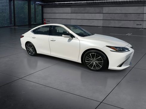 Certified 2022 Lexus ES 350 w/ Premium Package image 2