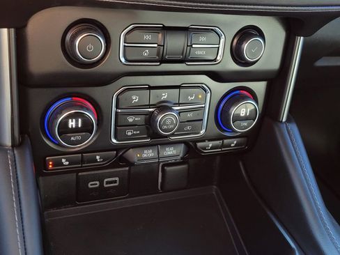 Used 2024 Chevrolet Tahoe Z71 w/ Luxury Package image 31