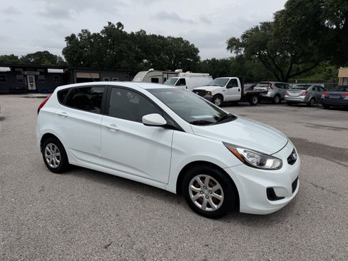 Used 2013 Hyundai Accent GS FWD image 3