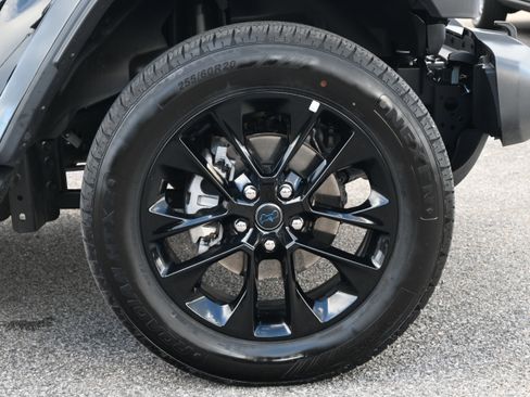 Used 2025 Jeep Wrangler Sahara image 13