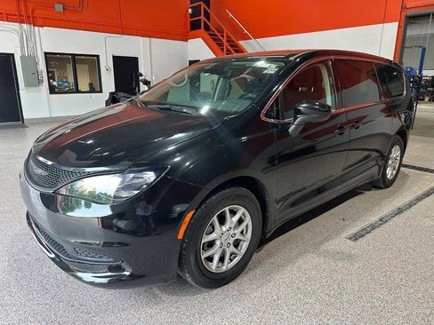 Used 2023 Chrysler Voyager LX FWD image 9