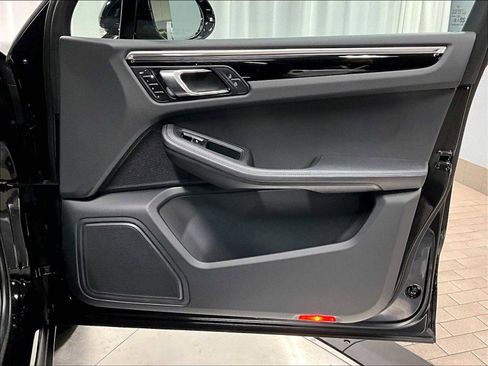 Used 2024 Porsche Macan image 29