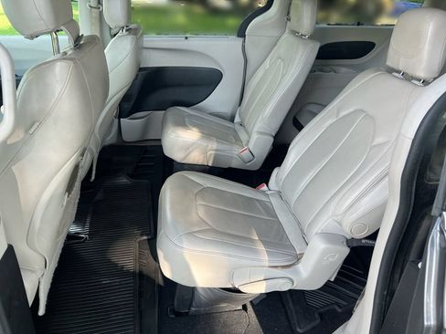 Used 2017 Chrysler Pacifica Touring-L w/ Tire & Wheel Group FWD image 20