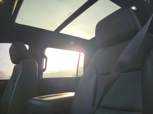 Used 2023 Chevrolet Suburban High Country image 19