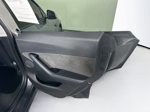 Used 2021 Tesla Model Y Long Range AWD/4WD image 30
