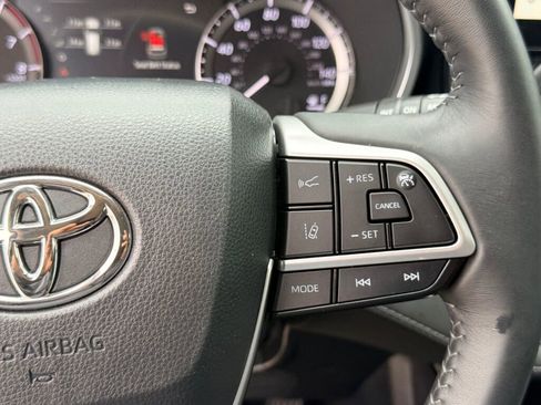 Used 2023 Toyota Highlander L image 30