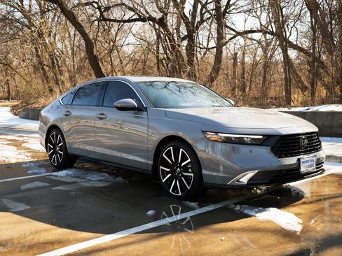 Used 2025 Honda Accord Touring image 2