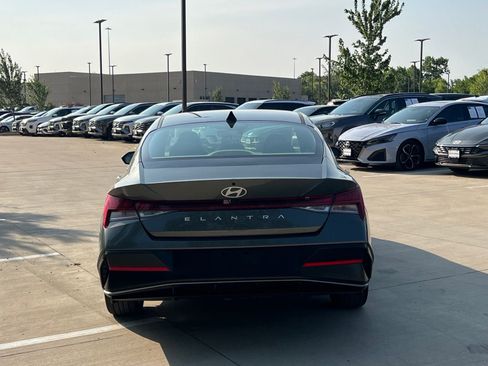 Used 2025 Hyundai Elantra SEL FWD image 11