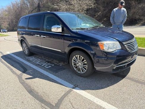 Used 2014 Chrysler Town & Country Touring-L w/ Driver Convenience Group image 7