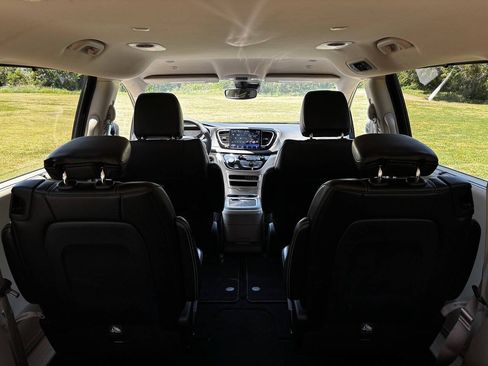 Used 2023 Chrysler Pacifica Touring-L FWD image 23