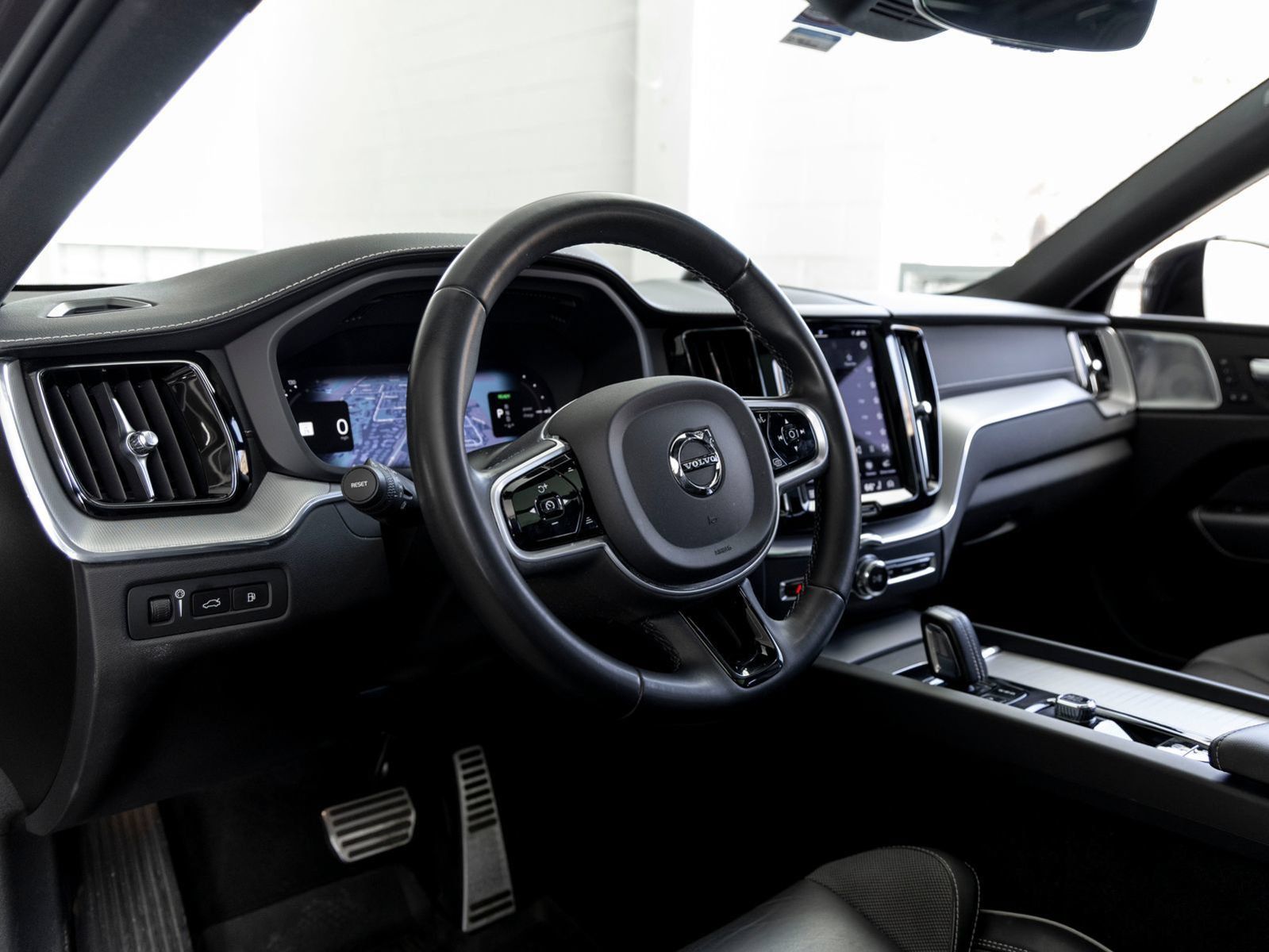 Used 2022 Volvo XC60 T8 R-Design w/ Advanced Package AWD/4WD image 13