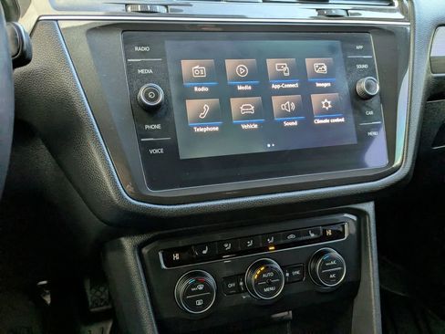 Used 2019 Volkswagen Tiguan SE image 19