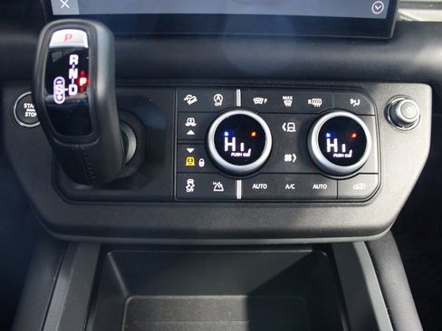 Used 2025 Land Rover Defender 110 X-Dynamic SE image 32