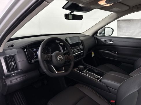 New 2025 Nissan Pathfinder SL image 4