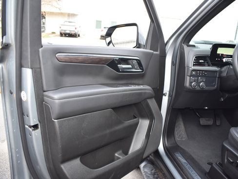 Used 2025 Chevrolet Suburban Z71 image 24